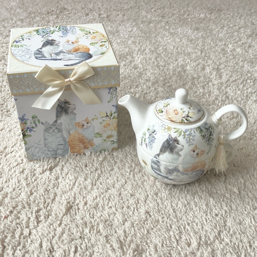 Bits and Pieces | Floral Cat Teapot with Gift Box